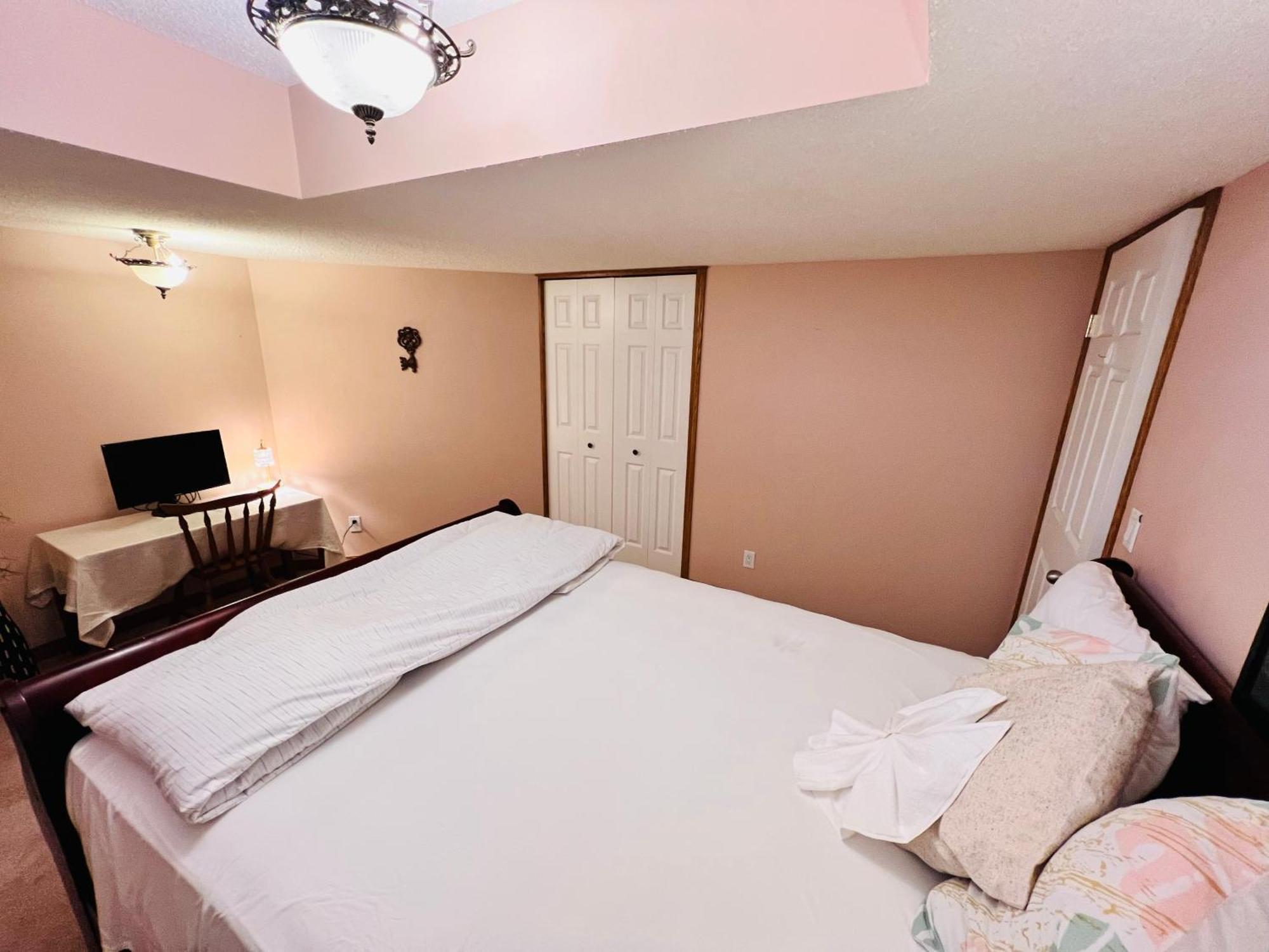 A Classic Homely Basement Suite! Chestermere Екстериор снимка
